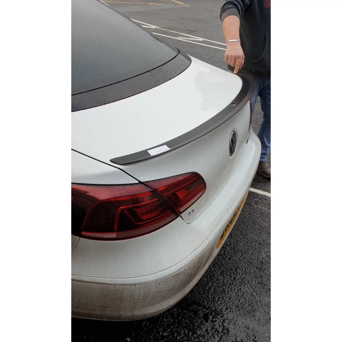 Trunk spoiler suitable for Volkswagen Passat B7 sedan black lacquer